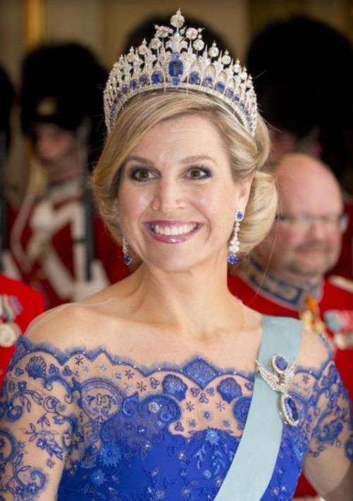 50岁荷兰王后有钱任性珠宝王冠不重样的戴奢华程度不输英女王
