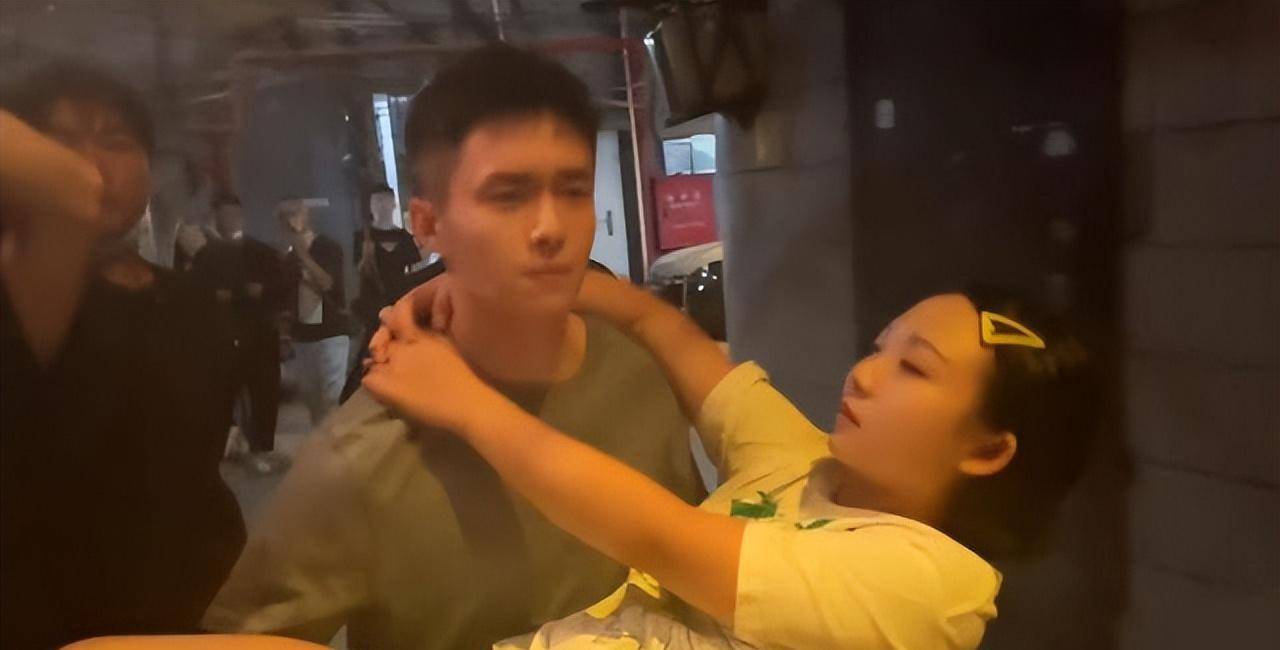 翟子路根本不用费一点力气,摆个样子就ok.