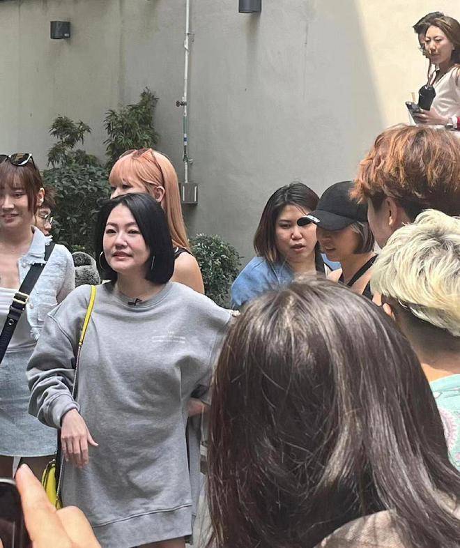 原创小s现身香港录节目被围观路人生图近状超好笑靥如花心情极佳