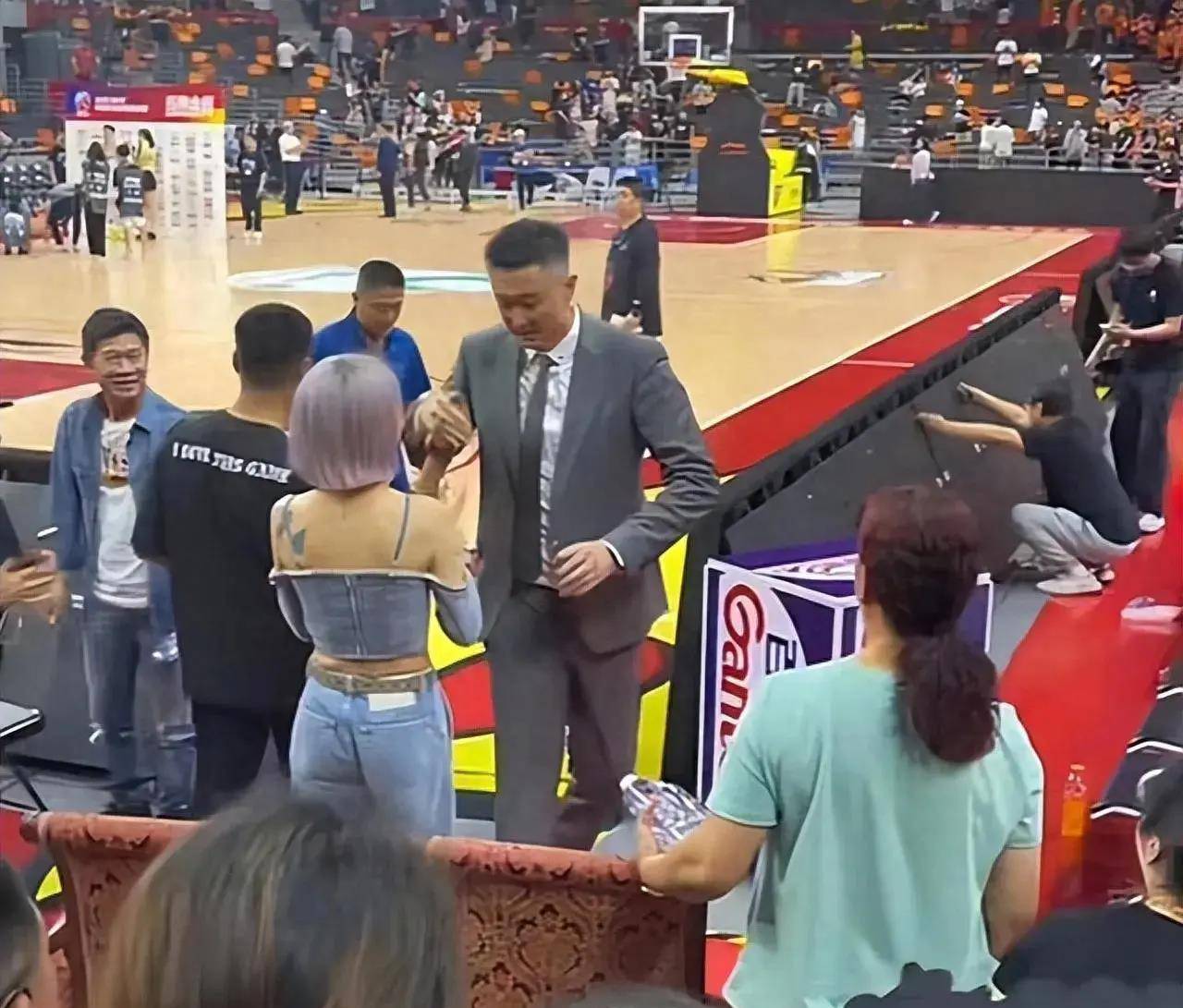 原创易建联身价40亿老板娘背部纹身时尚42岁身材依旧时尚