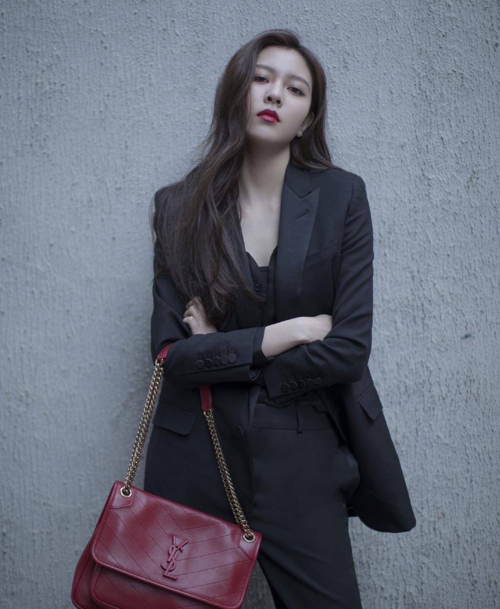 宋妍霏某代言照放出,身穿粉色不规则卫衣裙,运动酷甜风走起