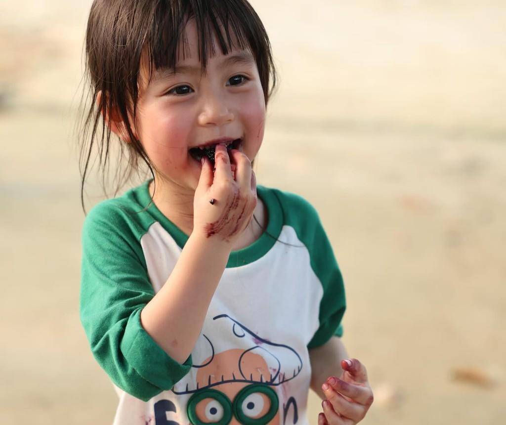 原创视后杨怡与姐姐回湛江祭祖带女儿买49元童装三女上阵精挑细选