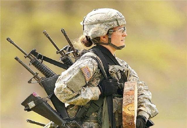 实战中一个士兵随身最多只能带300发子弹打没了怎么办