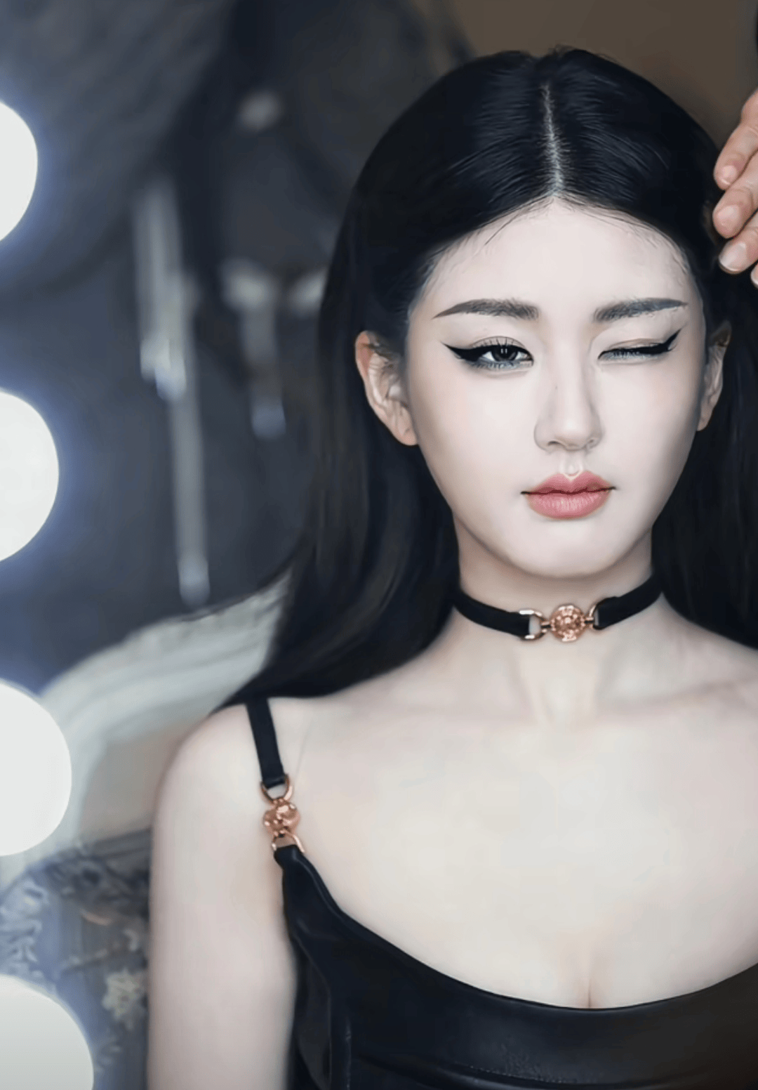 原创赵露思代言照惹争议肩上绑两根带子大秀身材网友吐槽风格欧美