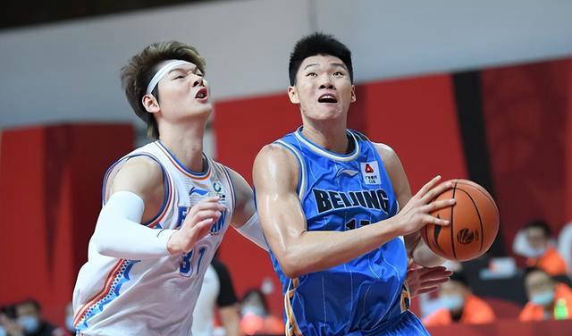 内线对决范子铭胜出还是王哲林逆袭