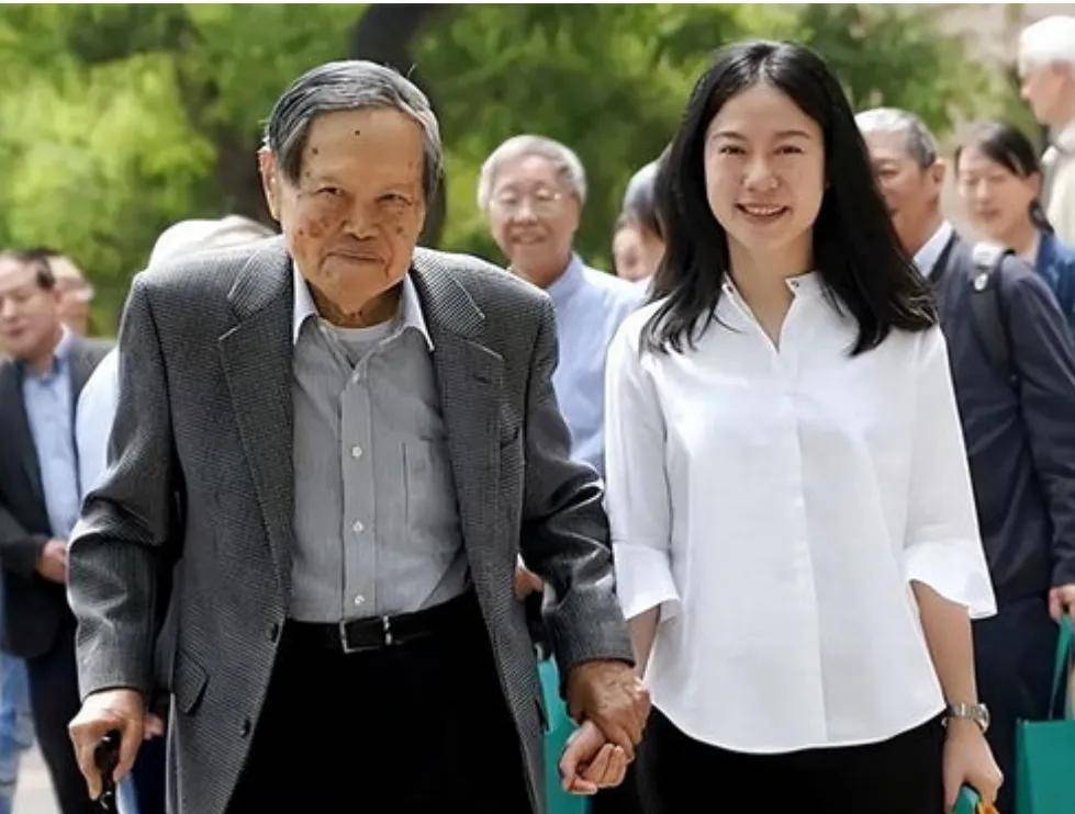 86岁富豪艺术家宣布四婚,娇妻身份被扒,身材火辣大量私照流出_范曾