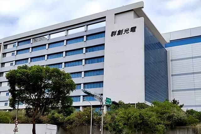郭台铭创立的群创为一家面板企业,在与中国台湾的面板双虎奇美电子