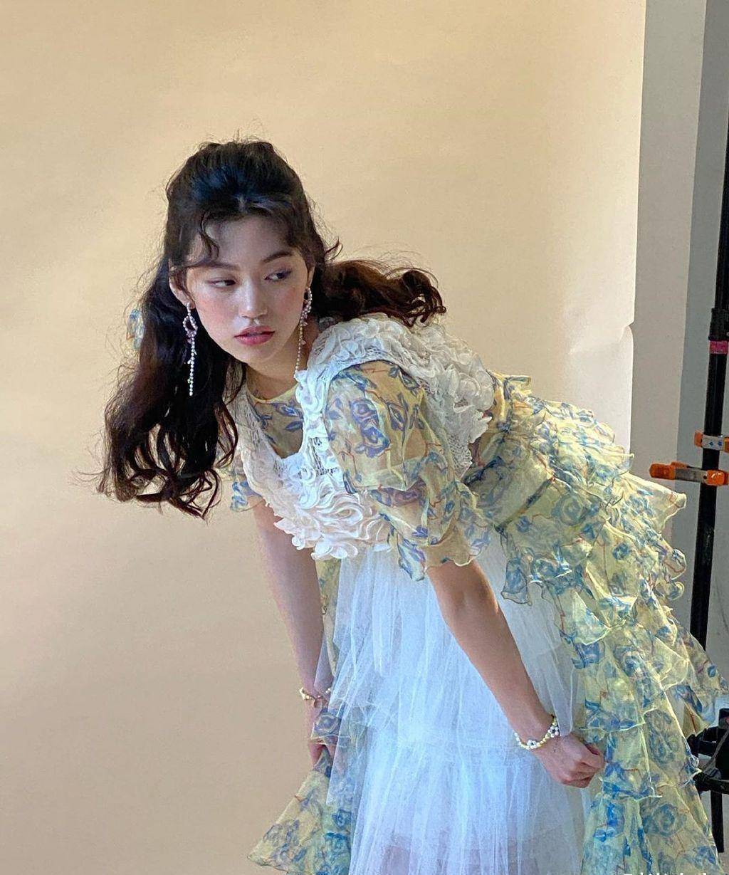 她因国外《创造101》出道,今穿"挖洞"碎花裙,饭拍照也好甜_金度妍