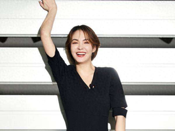 原创张榕容37岁生日曝喜讯很荣幸成为大家庭的一员