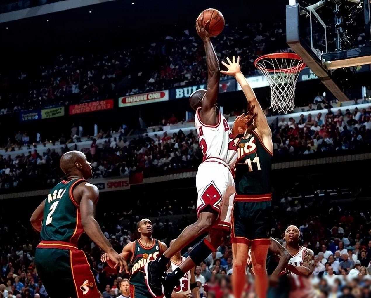 加内特摸篮板上沿乔丹是nba历史上的传奇人物,他的空中表演让无数球迷