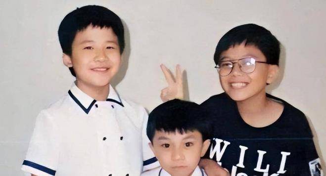 这段经历成为大张伟童年的阴影,半夜醒来空无一人,只能独自哭泣.