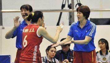 郎平,赖亚文是默契搭档五连冠时期的老队员,张蓉芳退役后,曾临危受命