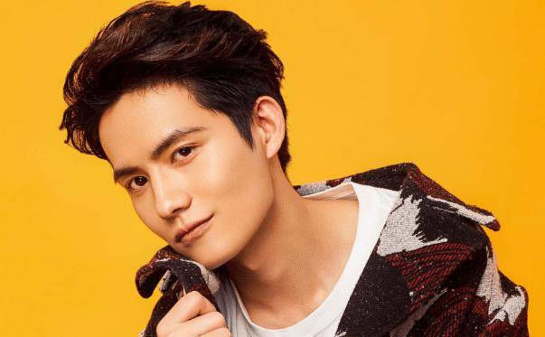 出身普通家庭的胡文喆曾经学的是护理专业如今却成为一个演员