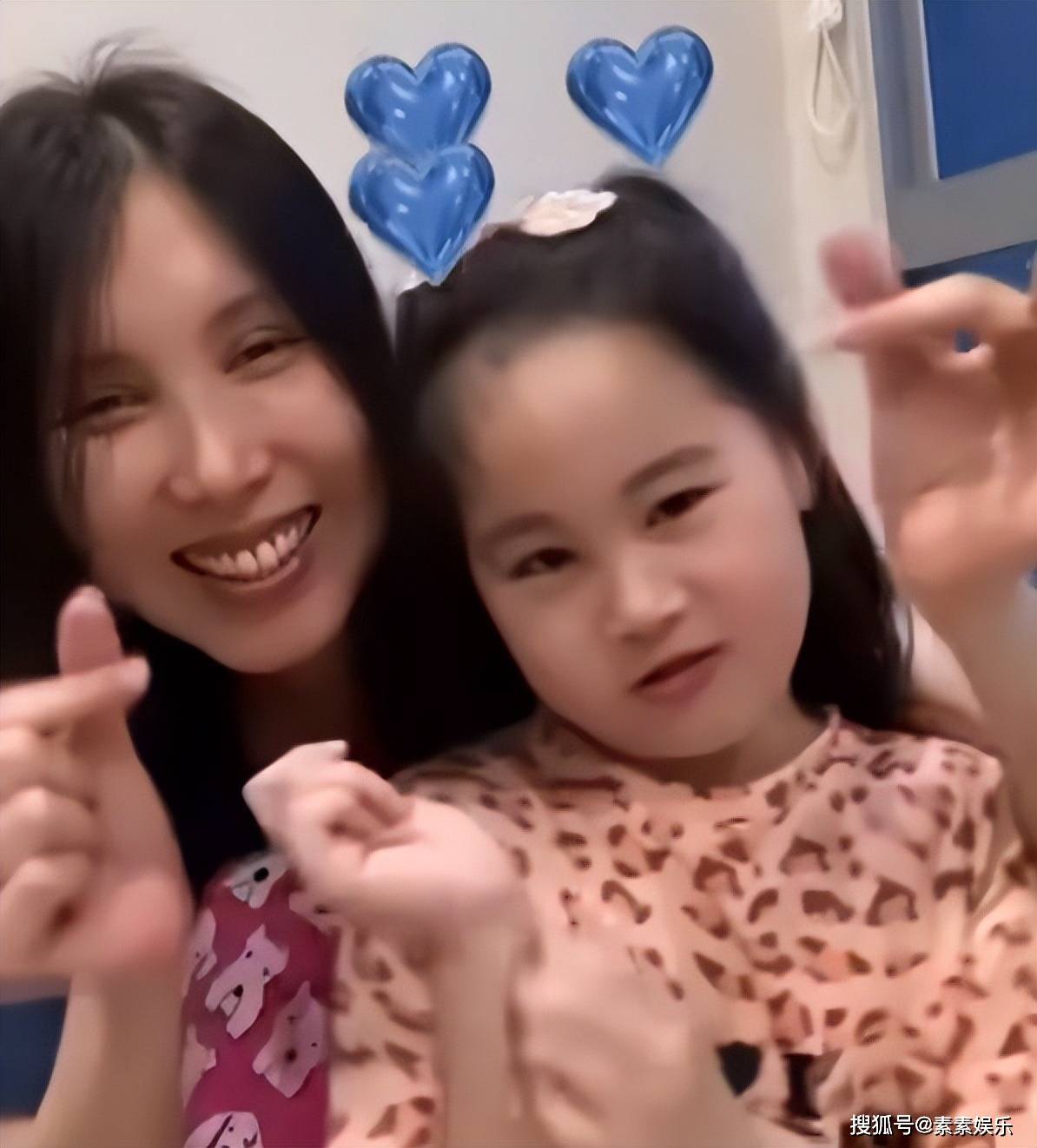 原创余苑绮41岁冥诞74岁母亲到墓地抱骨灰坛哭泣手捧遗物不愿离开