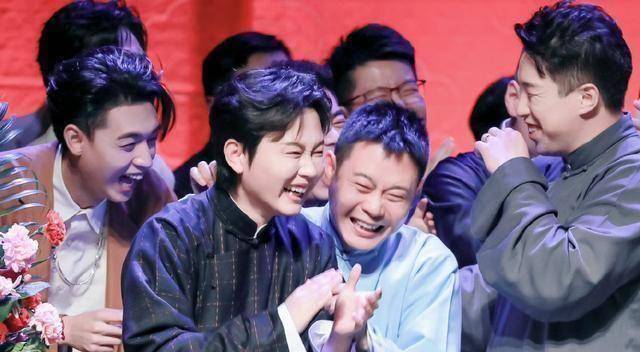 原创德云社栾云平晒腿照因长期操劳需要戴护具真是郭德纲的好徒弟