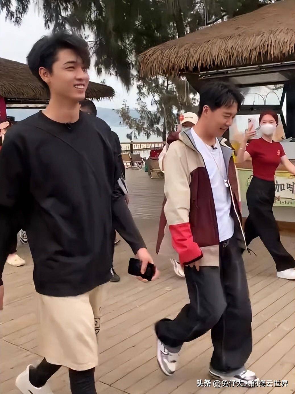 德云社秦霄贤做客郭麒麟综艺二人同行被粉丝围堵人气很是旺盛