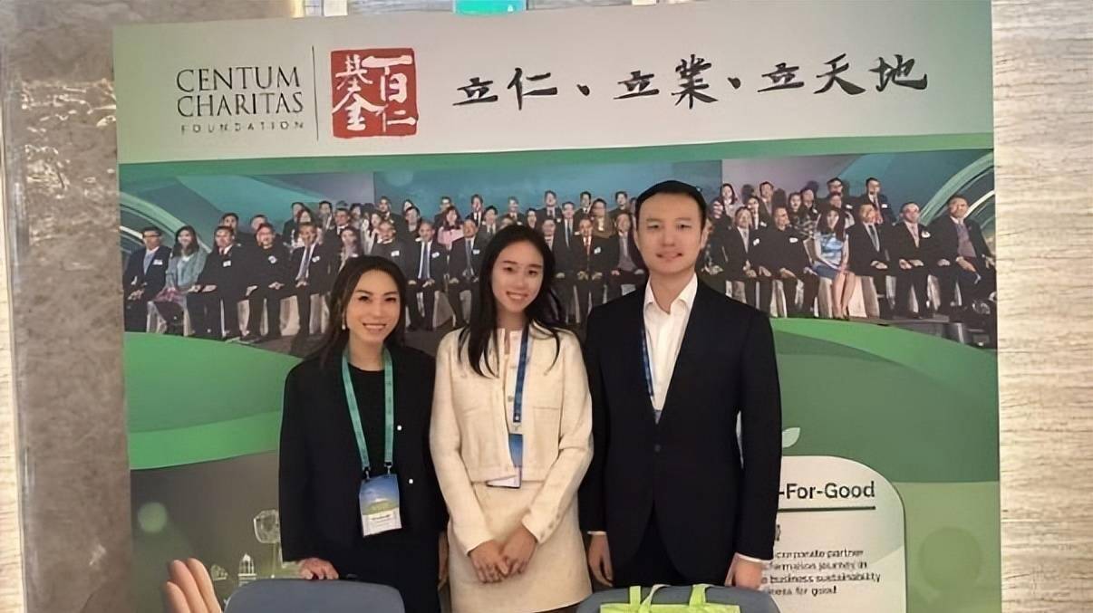 原创何超欣霍启文同框出席活动像一对豪门情侣24岁何超欣又漂亮了