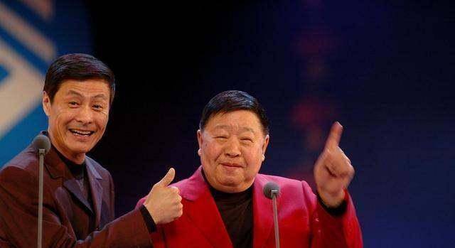 他带着刘伟登上春晚的舞台,临时替换了其他的弟子,表演了《送别》,一