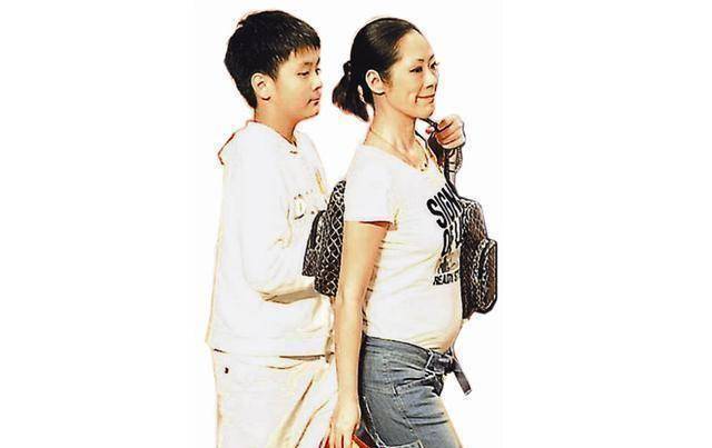 当年力压王菲的她,如今成单亲妈妈,带着儿子生活穷困潦倒_关淑怡_香港