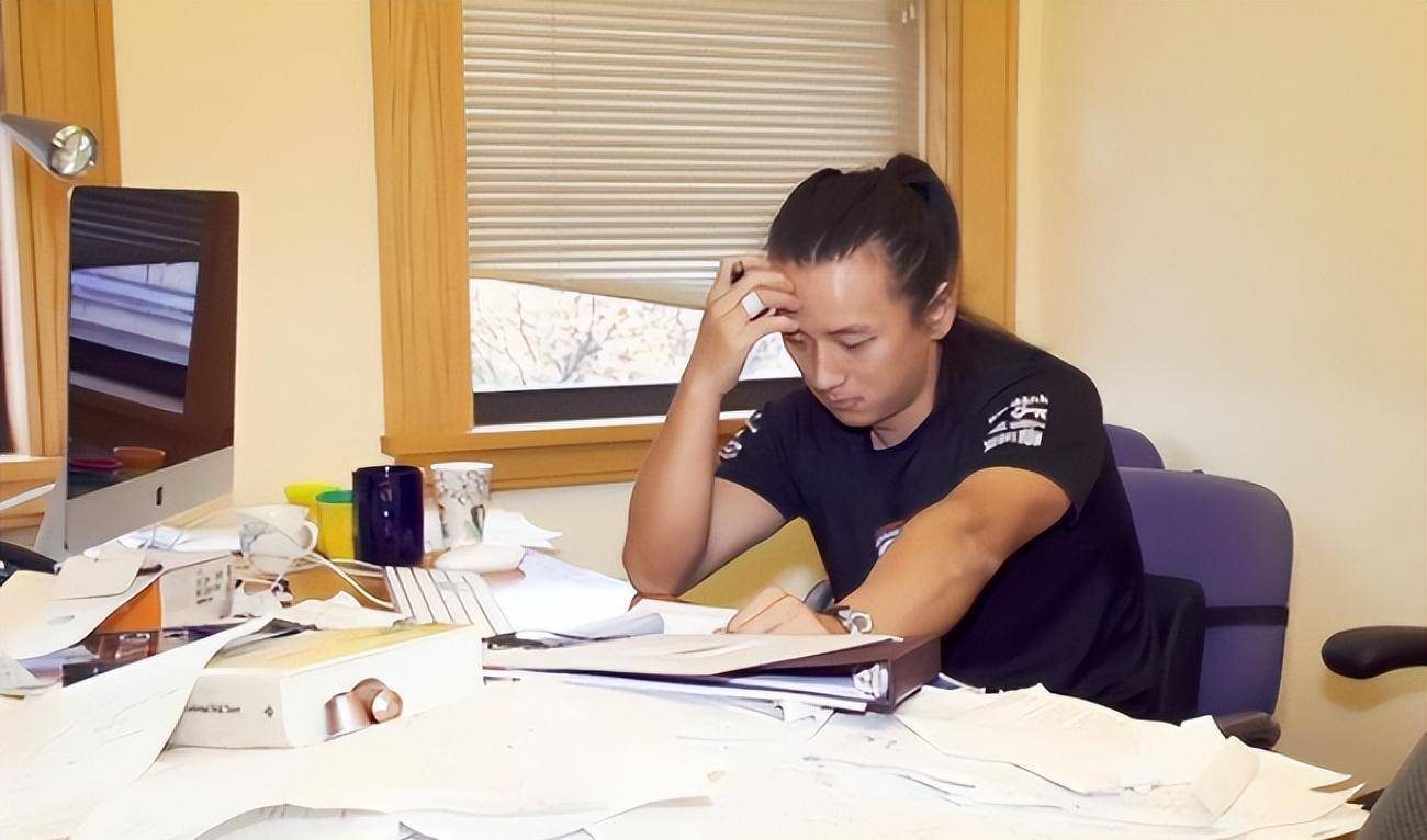 笑岔了!物理天才尹希入美籍:祖国确实培养了我,但美国再乱我也不回来_