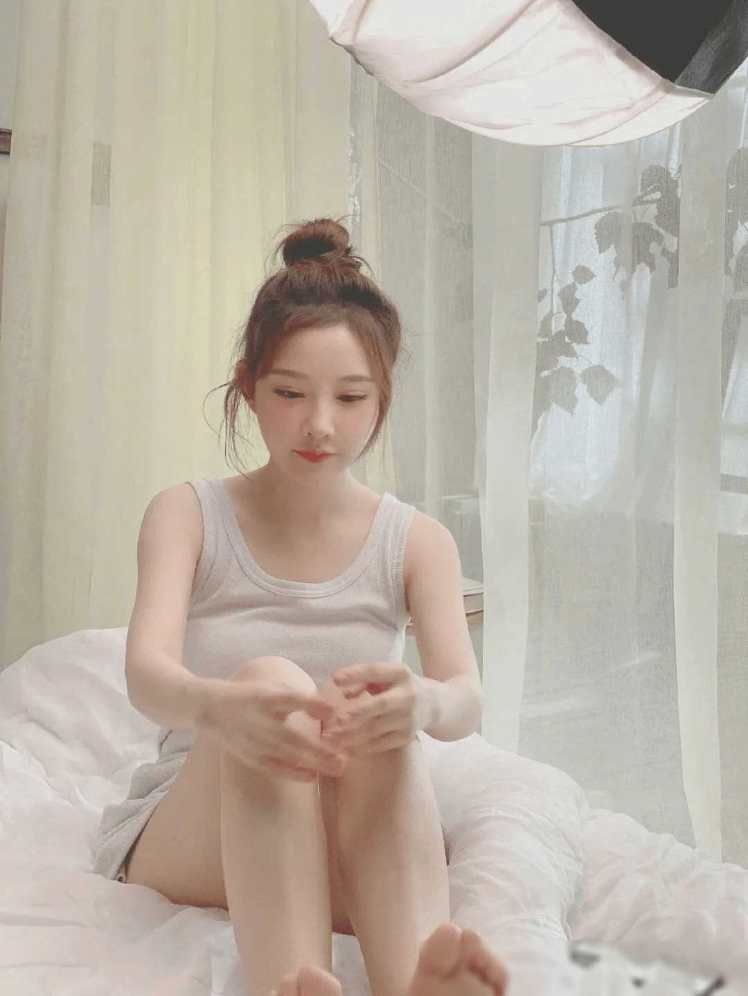 冯提莫惊艳比基尼秀马甲线,性感曲线引爆全网热议!