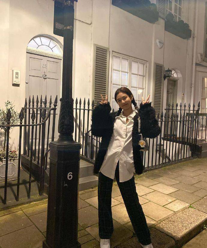 人间香奈儿jennie爆近照针织衫配皮裤真不是一般人能驾驭