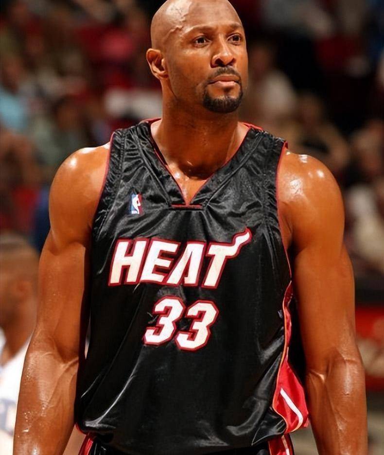 原创我们都知道nba里有很多肌肉男但能把球衣穿成紧身衣的只有五个人