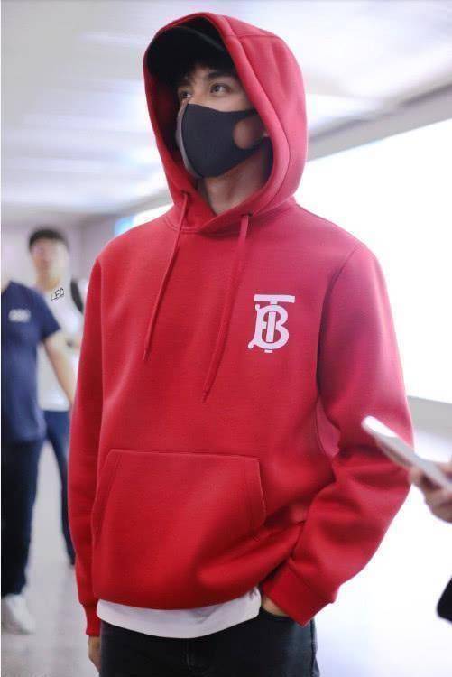 原创当吴磊千玺同穿红色卫衣两人仅相差一岁画风差距竟如此大