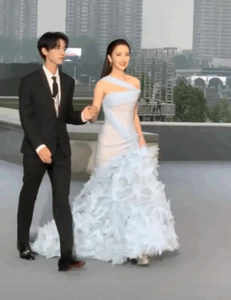 当秦海璐说没有照顾好他和杨紫时,王俊凯说,你照顾我们是对我们的帮助