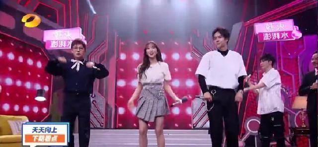 对比和周洁琼跳舞王一博和程潇搭档跳舞动作和表情反差却很大