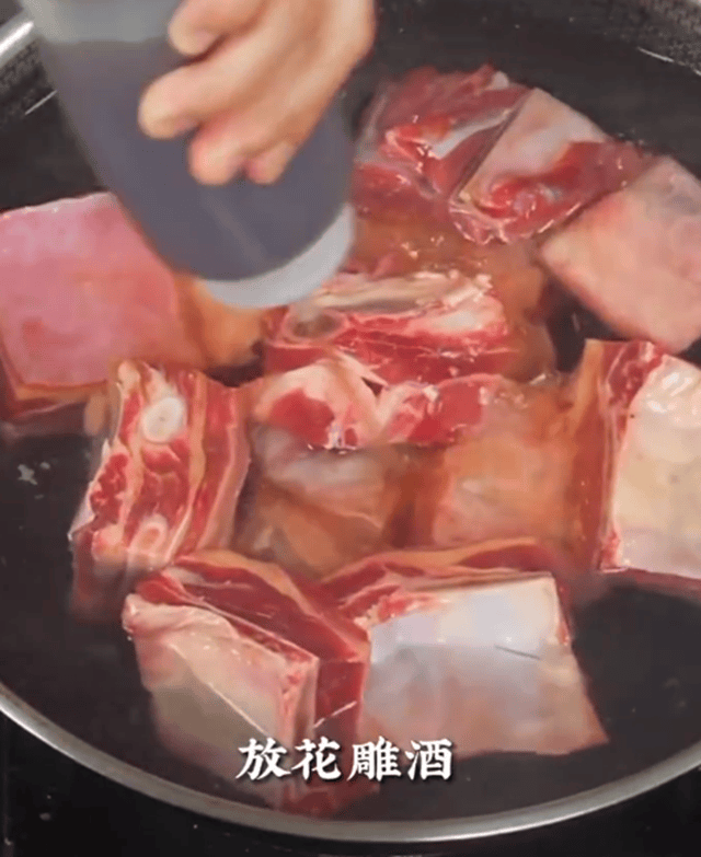 将牛排腌制入味,用红酒,洋葱和香料腌制片刻,让牛排充分吸收酒香和