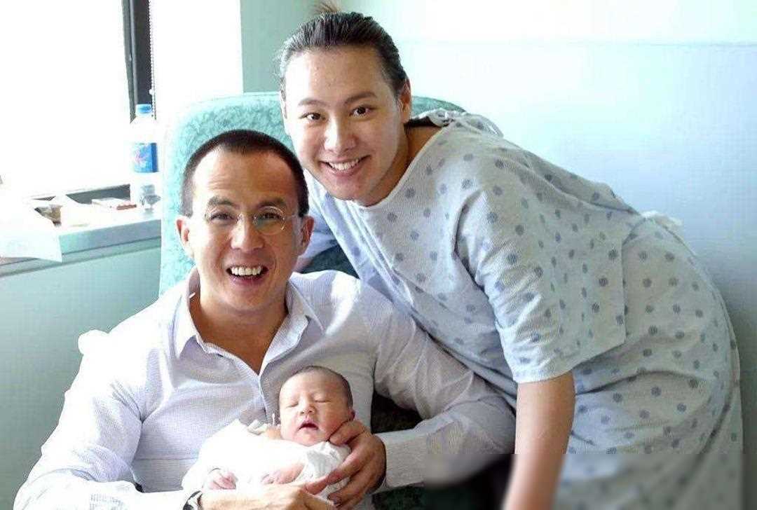 李泽楷与美女富婆合影,儒雅气质引热议