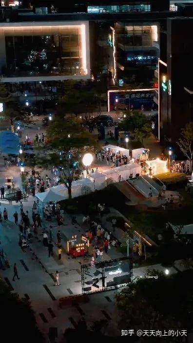 在凤岗天安数码城园区,隔三岔五就会举行游园活动,美食夜市,音乐节