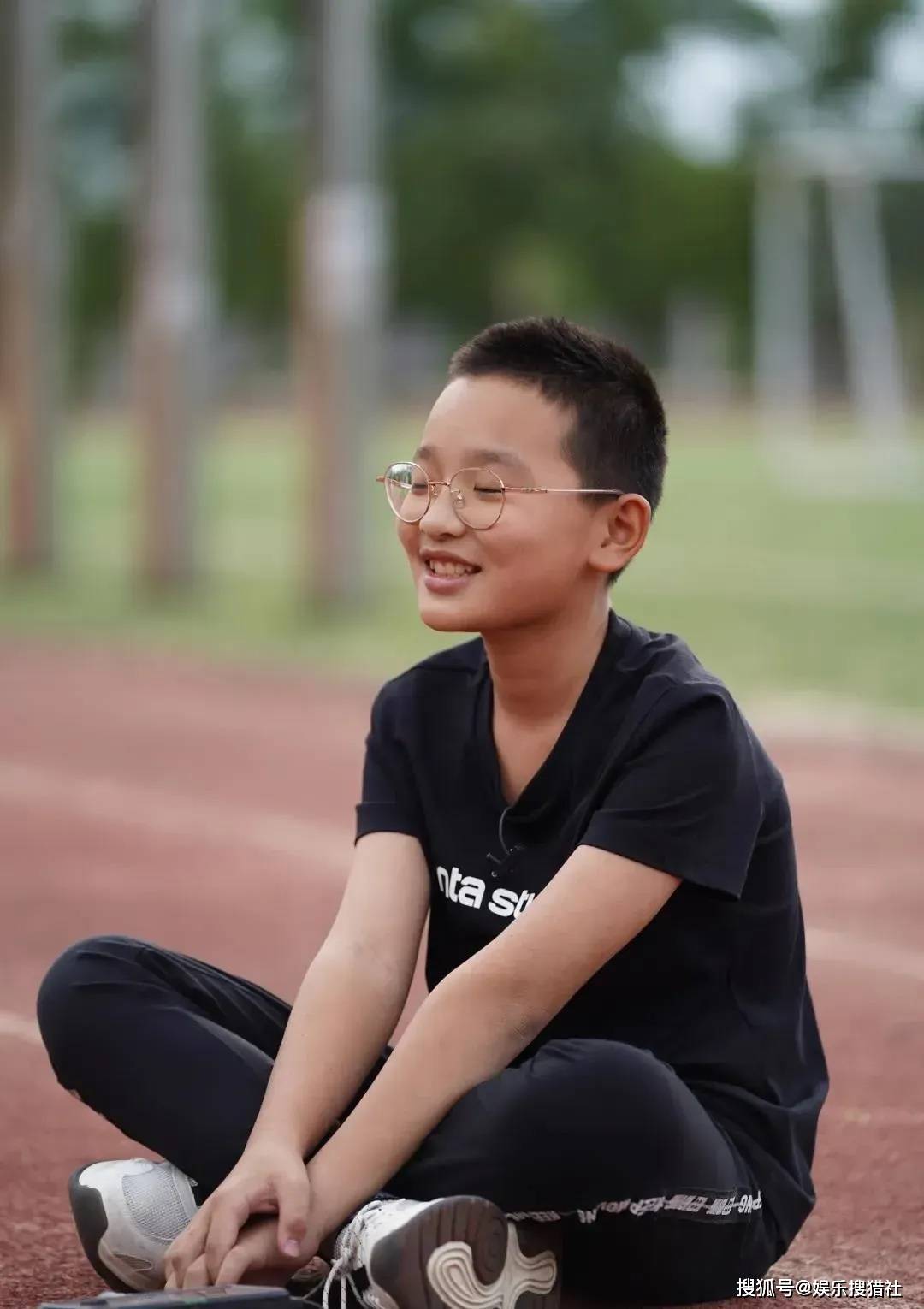 17岁网红钟美美现状:有钱就挣钱会让你更有底气