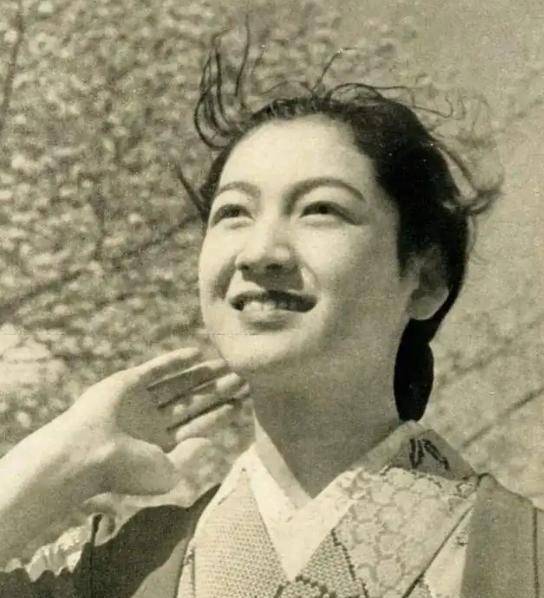 为国家甘愿做麦克阿瑟情妇,终身未婚,活到95岁_日本_天皇_演艺圈