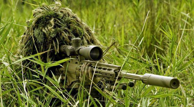 为啥狙击枪的瞄准镜和枪管不在一条直线上却能击中目标