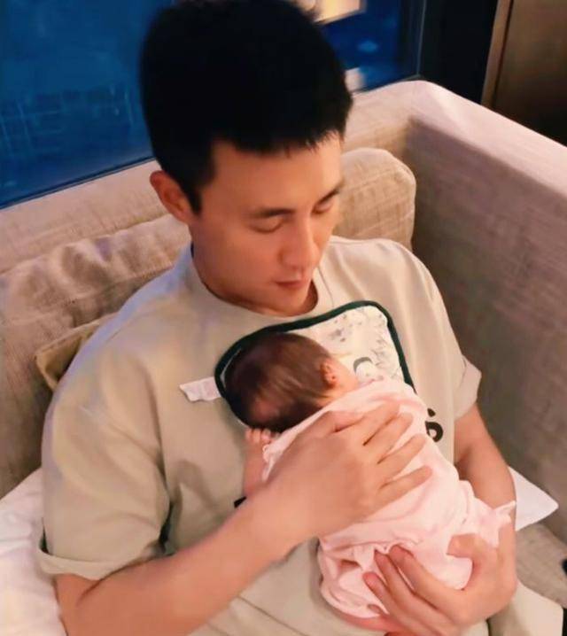 原创杜淳夫妇庆祝女儿百日宴王灿抱女儿母爱满满生图暴露产后身材