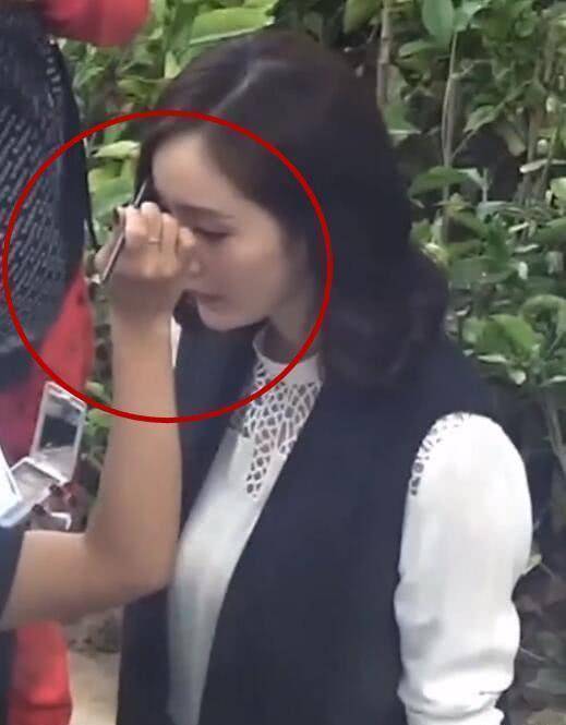 原创别人拍戏补妆都补的粉底有谁注意杨幂补的啥不愧是精致女孩