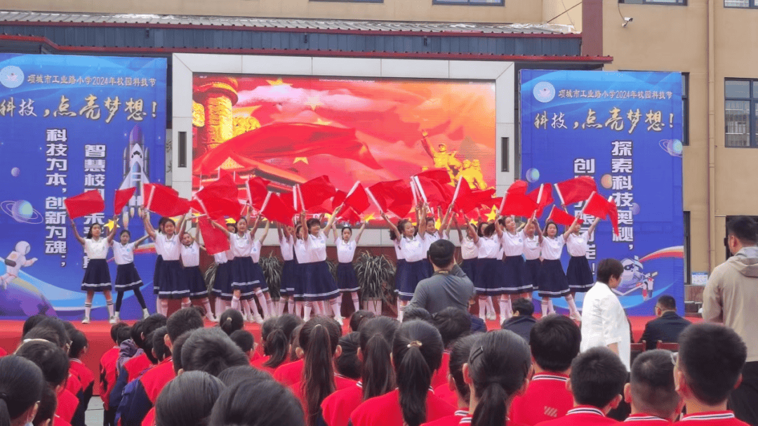 展台上摆放的奇思妙想科技小制作,展版上粘贴的科技图画和手抄报,还有