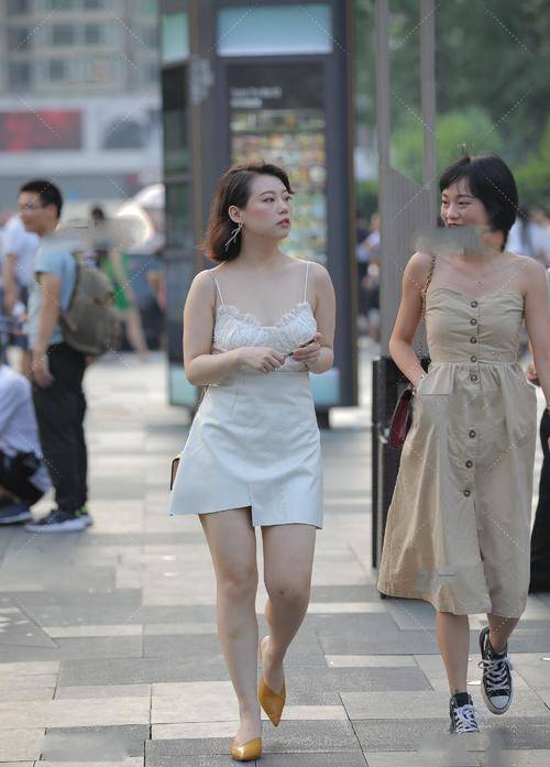 原创白色吊带连衣裙搭配黄色高跟鞋优雅不失元气