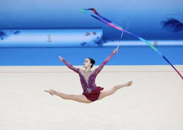 原创通过一张挺胸照爆红却因发育太快被迫退役为当教练拒入娱乐圈