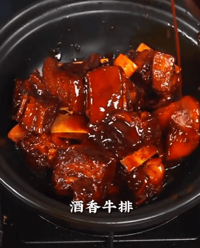 将牛排腌制入味,用红酒,洋葱和香料腌制片刻,让牛排充分吸收酒香和