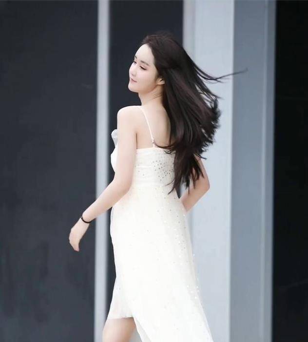 原创白色连衣纱裙搭配粉色高跟鞋温婉柔顺从容优雅