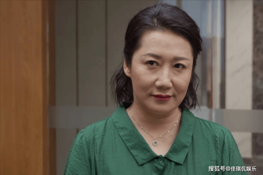 她凭《伪装者》火出圈,54岁不婚不育,母亲是她坚强的后盾_郭虹_小角色