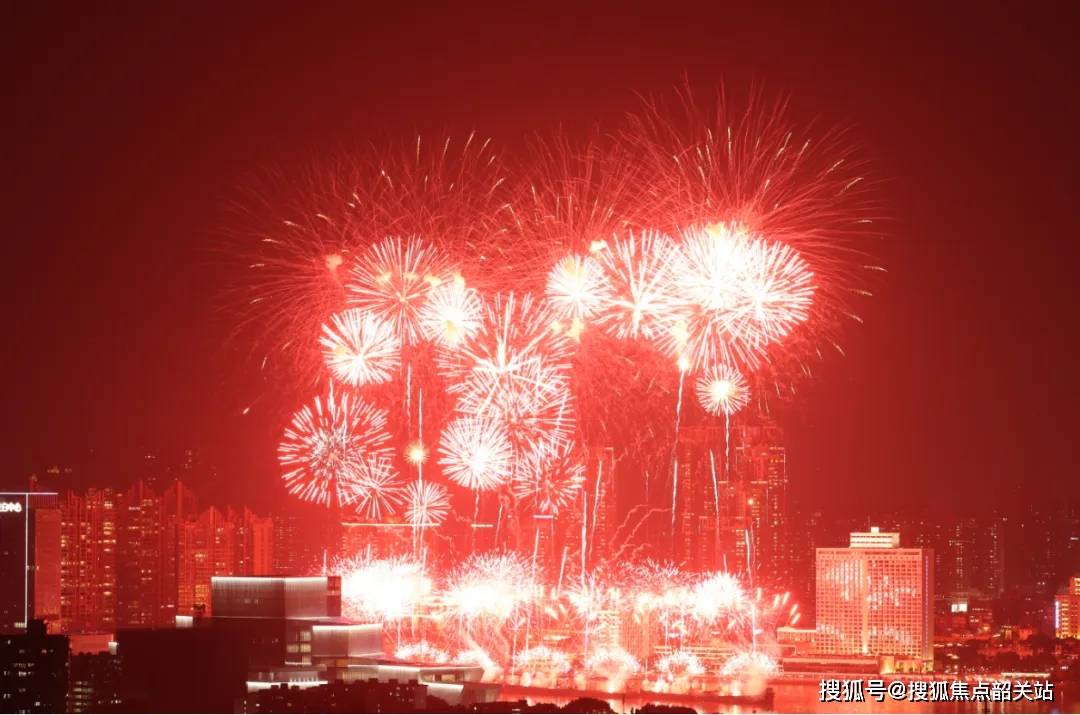 第一组烟花绽放出"2024""新年好"字样,飞龙腾空,花火爆燃,如鼓声嘹亮