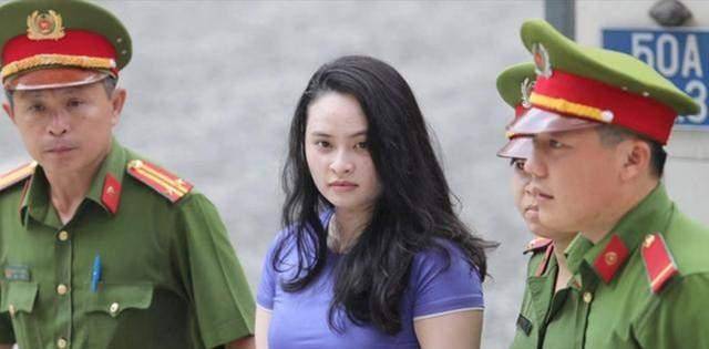 原创越南网红与毒枭同居生孩子毒枭被判死刑两人在法庭激吻告别