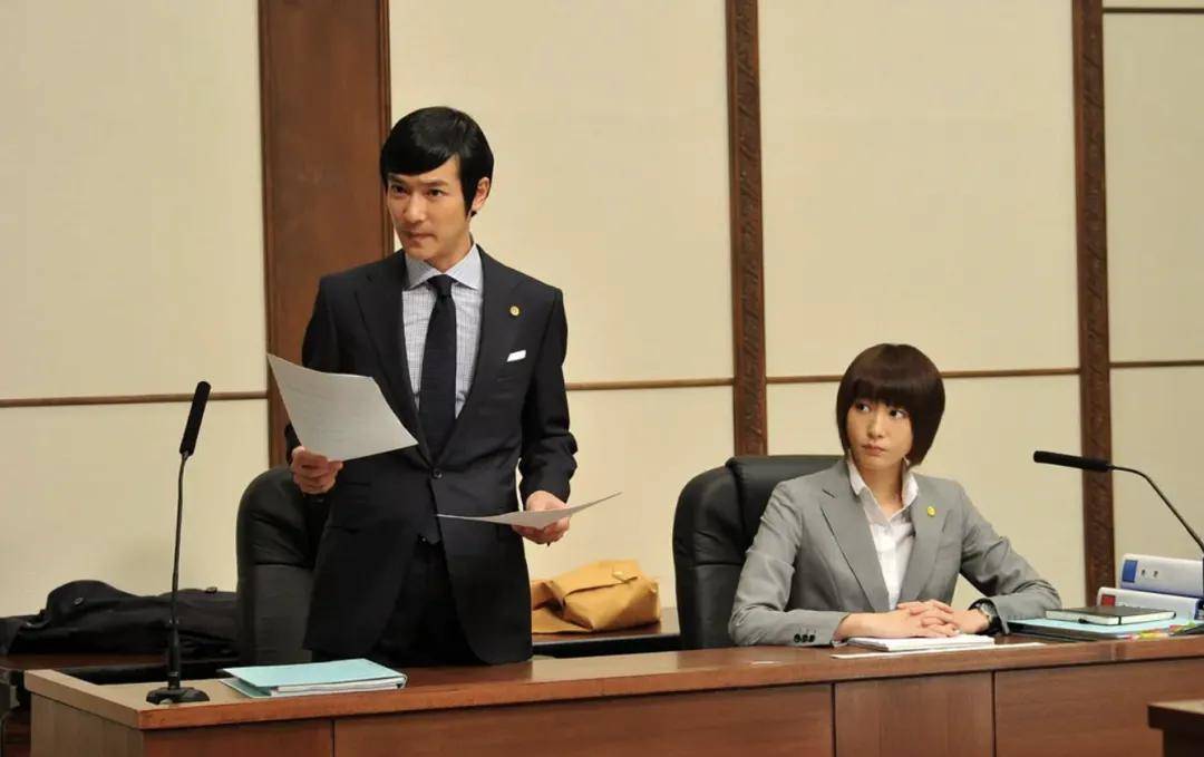 讲述了一位毒舌,性格偏执,但胜率100%的律师古美门研介与新手律师黛真