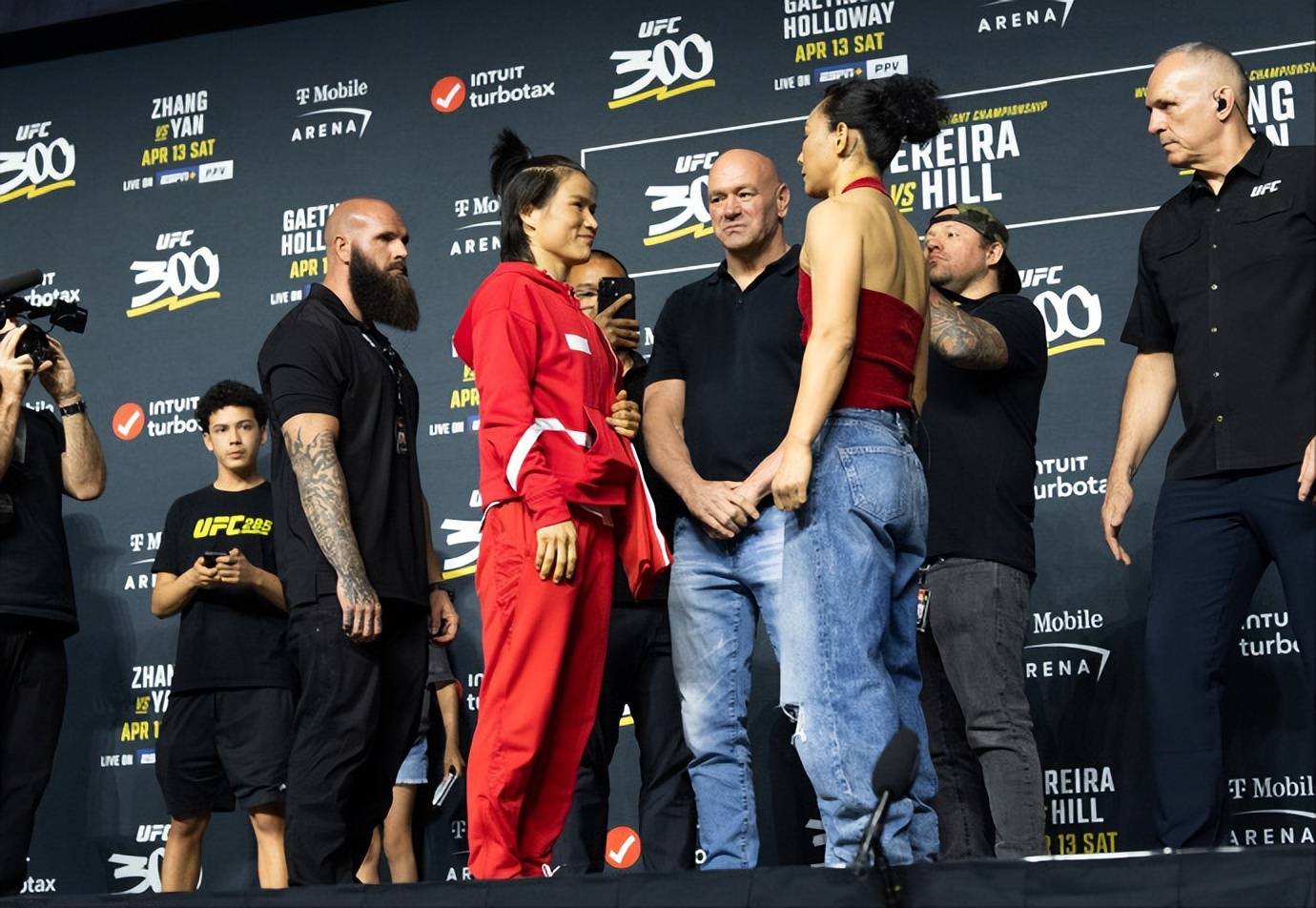 新泽西州纽瓦克举行的ufc288中,闫晓楠面对职业生涯最强劲敌安德拉德
