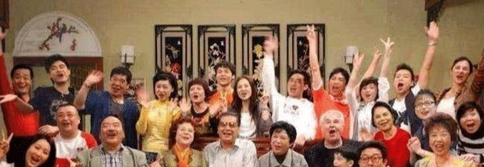 可以说这部剧真的比《楚门的世界》还要厉害,我们看着"康伯""康婶"一