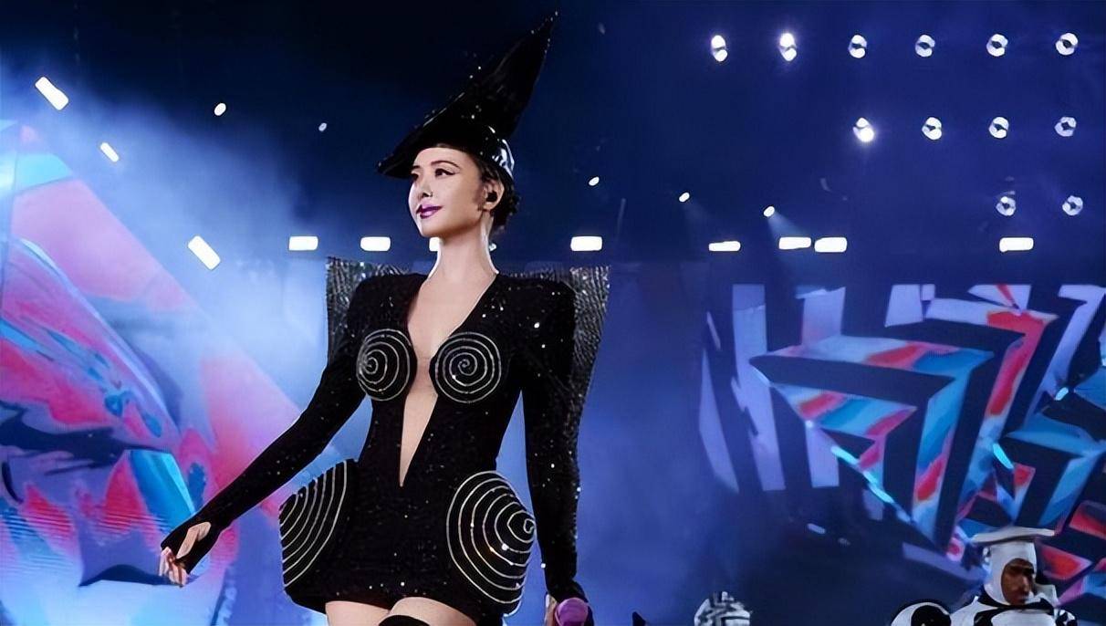 蔡依林太敢穿透视装不打马赛克不敢看观众吐槽不知道要看哪